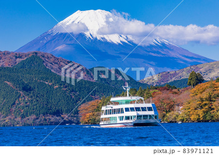 (神奈川県)紅葉した芦ノ湖畔 遊覧船と富士山 (神奈川県)紅葉した芦ノ湖畔 遊覧船と富士山 83971121