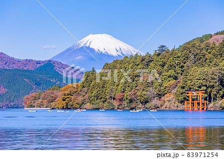 (神奈川県)紅葉した芦ノ湖畔でワカサギ釣りをするボート 富士山 (神奈川県)紅葉した芦ノ湖畔でワカサギ釣りをするボート 富士山 83971254