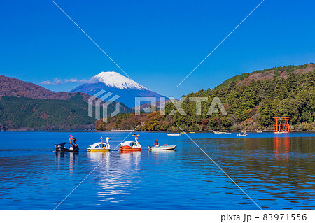 (神奈川県)芦ノ湖のスワン型ボート 富士山 (神奈川県)芦ノ湖のスワン型ボート 富士山 83971556