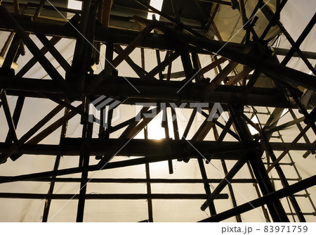 骨組みがむき出しの廃墟 83971759