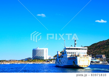 伊良湖港を出る伊勢湾フェリーの風景 83971810