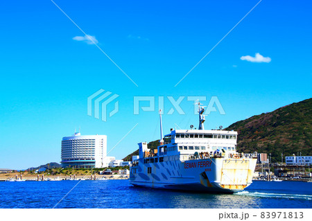 伊良湖港を出る伊勢湾フェリーの風景 83971813