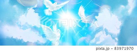天国へ続く青い空と降り注ぐ太陽光の回りを飛ぶ三羽の白い鳩の背景画 天国へ続く青い空と降り注ぐ太陽光の回りを飛ぶ三羽の白い鳩の背景画 83971970
