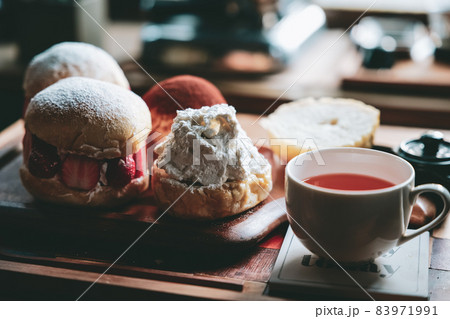 テーブルに並べられた手作りお菓子たち 83971991