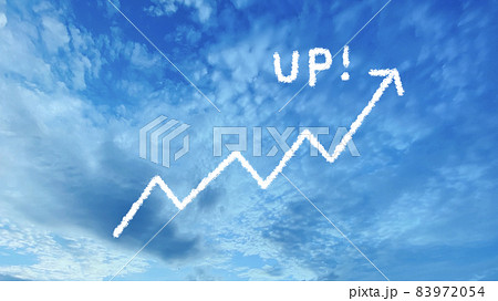 青空の上のギザギザ矢印とup!の文字 83972054