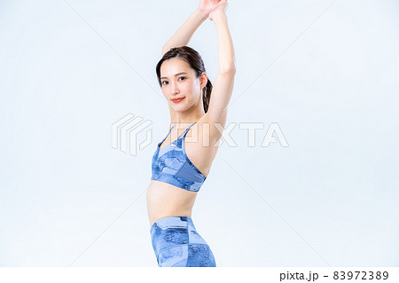 ヨガウェアの若い女性 ヨガウェアの若い女性 83972389