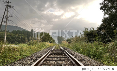 真っ直ぐ続く単線路 83972410