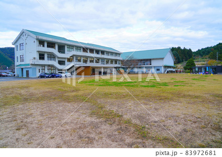 【廃校】旧八頭町立隼小学校の運動場と校舎　現・隼Lab.　鳥取県八頭郡八頭町 83972681