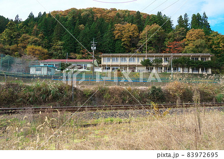 【廃校】JR木次線と旧西城町立油木小学校の校舎　広島県庄原市 83972695