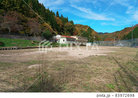 【廃校】旧西城町立油木小学校の運動場と校舎　広島県庄原市 83972698