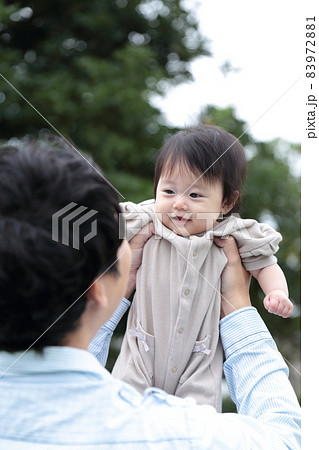 0歳の赤ちゃんを抱っこするパパの写真素材 9721