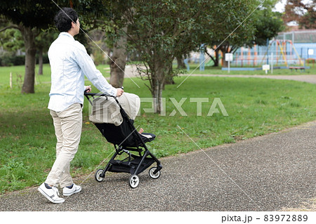 0歳の赤ちゃんとベビーカーで散歩するパパ 0歳の赤ちゃんとベビーカーで散歩するパパ 83972889