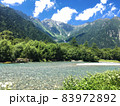 初夏、上高地の山と清流 83972892