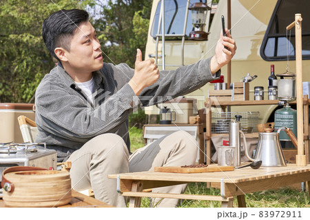 若い男 若い男性 キャンプ 83972911