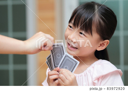 トランプでババ抜きをする女の子 83972920