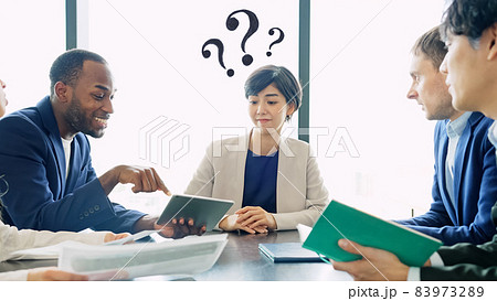 外国人に話しかけられて混乱する日本人女性　英語が苦手な女性　英会話スクール 83973289