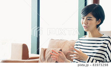 話をする女性　インタビュー　ビデオ通話 83973298