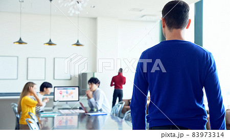 会議を始める多国籍グループ　グローバルビジネス 83973314