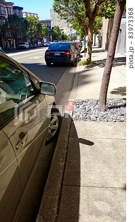 サンフランシスコ郊外の路上パーキング風景 サンフランシスコ郊外の路上パーキング風景 83973368