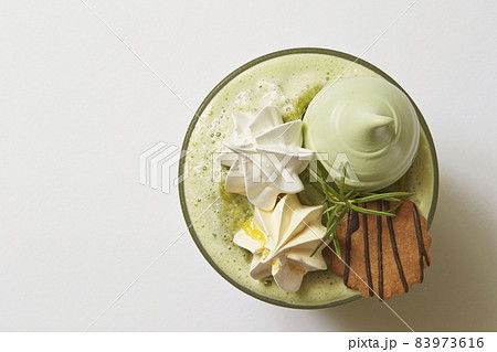 メレンゲクッキーでデコレーションされた抹茶ドリンク 韓国カフェイメージ メレンゲクッキーでデコレーションされた抹茶ドリンク 韓国カフェイメージ 83973616