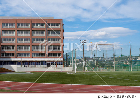 学校の校舎とサッカーグラウンド 83973687