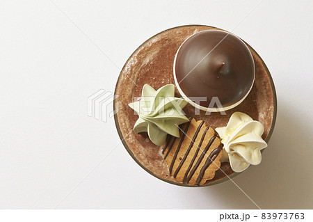 メレンゲクッキーでデコレーションされたチョコレートドリンク　韓国カフェイメージ 83973763