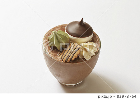 メレンゲクッキーでデコレーションされたチョコレートドリンク　韓国カフェイメージ 83973764