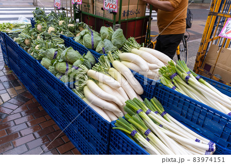 アーケード街の昔ながらの八百屋 83974151