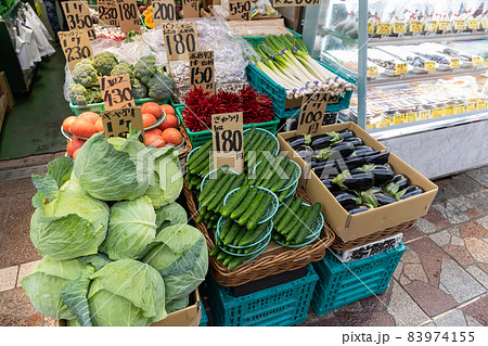 アーケード街の昔ながらの八百屋 83974155