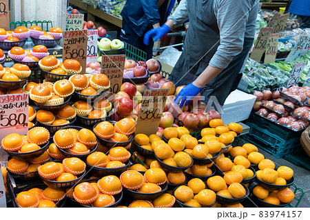 アーケード街の昔ながらの八百屋 83974157