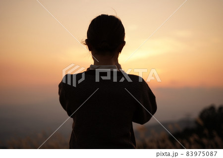 夕暮れの空を見つめる女性 【逆光】 夕暮れの空を見つめる女性 【逆光】 83975087