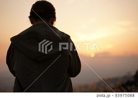 夕暮れの空を見つめる女性 【逆光】 夕暮れの空を見つめる女性 【逆光】 83975088