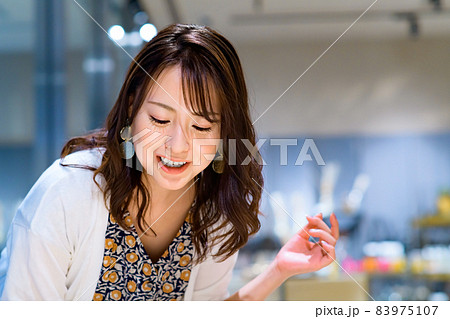 お店でショッピングを楽しむ若い女性 83975107