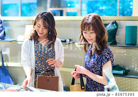 お店で友達とショッピングを楽しむ若い女性 83975393