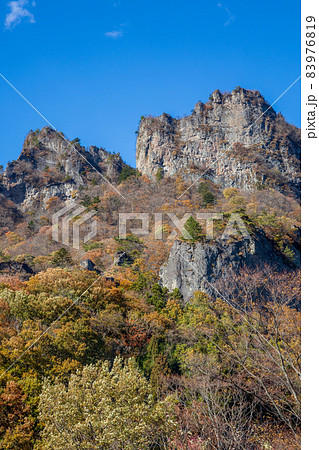 秋の妙義山　中之嶽の奇岩群 83976819