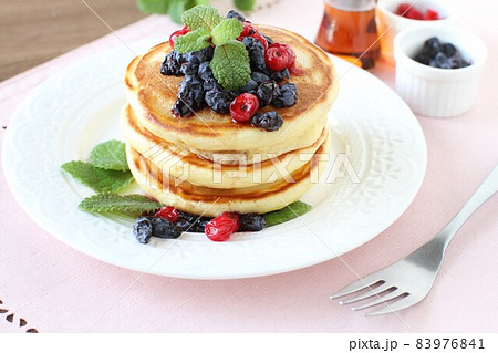 ホットケーキ、ハスカップとカリンズをトッピング 83976841