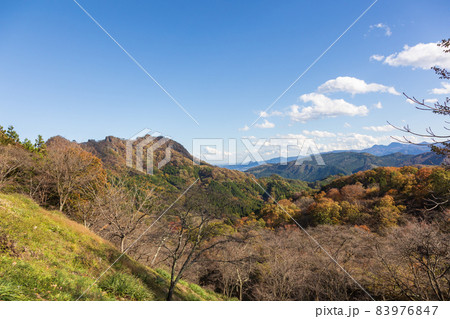 秋の妙義山　中之嶽駐車場より見る金鶏山 83976847