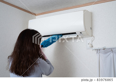 主婦のエアコン埃取り 83976865
