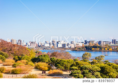 偕楽園の好文亭から見る庭園と千波湖周辺 83978037