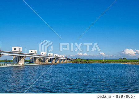 利根川の風景　武蔵大橋　利根大堰 　初秋の季節　 83978057