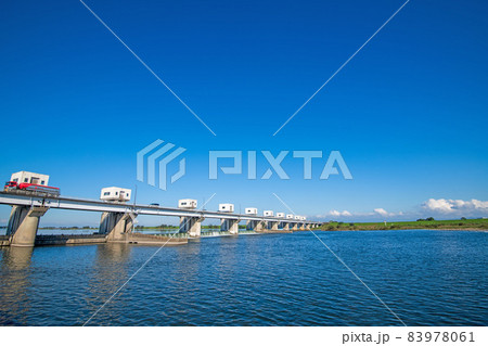 利根川の風景　武蔵大橋　利根大堰 　初秋の季節　 83978061