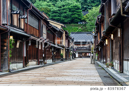 ひがし茶屋街の秋景色 83978367