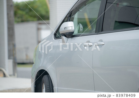 【自動車】駐車場に停めてある車【イメージ】 83978409