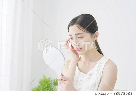 美容 鏡を見る女性 悩む 美容 鏡を見る女性 悩む 83978633