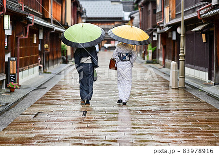 ひがし茶屋街を散策する着物女子 83978916