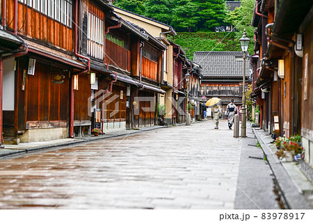 ひがし茶屋街を散策する着物女子 83978917