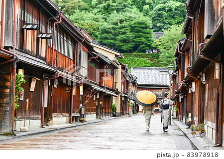 ひがし茶屋街を散策する着物女子 83978918