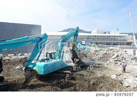 大型重機によるビル解体工事現場 取り壊し 大型重機によるビル解体工事現場 取り壊し 83979207