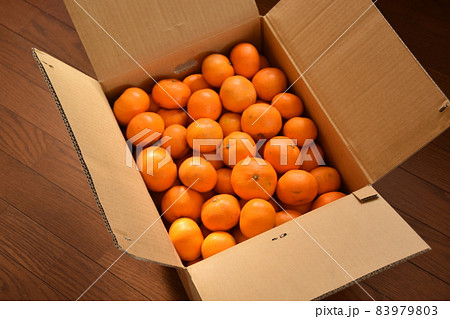箱の中のミカン 83979803