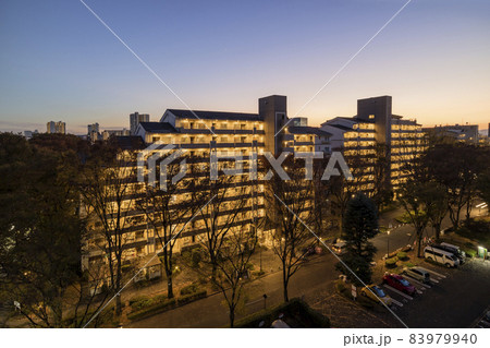 住宅地の夕焼け　公団　照明　公団住宅　夕焼け　集合住宅　マンション 83979940